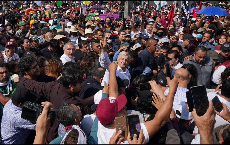 El Presidente Andrés Manuel López Obrador recibió el apoyo de millones de personas ayer domingo. AP/F. Llano