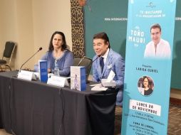 Conmovido hasta las lágrimas, Toño estuvo le estuvo contando a la audiencia de varios momentos clave que hay en su libro. EL INFORMADOR / K. Esparza