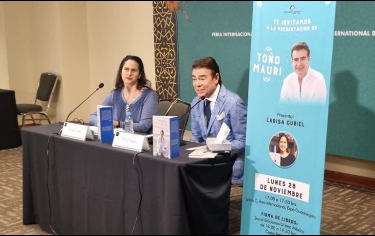 Conmovido hasta las lágrimas, Toño estuvo le estuvo contando a la audiencia de varios momentos clave que hay en su libro. EL INFORMADOR / K. Esparza