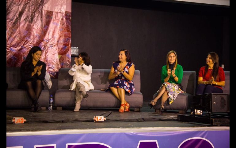 Beatriz Paredes reúne a mil 200 mujeres en Guadalajara