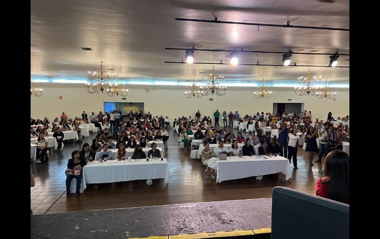 Beatriz Paredes reúne a mil 200 mujeres en Guadalajara