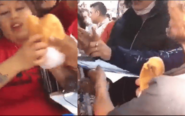 En algunos videos se puede ver el momento en el que el equipo de Marcelo Ebrard y la misma Claudia Sheinbaum reparten tortas ahogadas a personas que asistieron a la marcha convocada por López Obrador. TWITTER/ @NotiAgencyCdmx