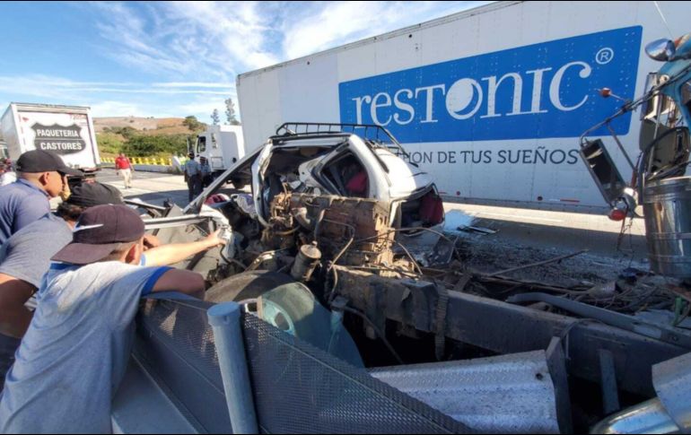 El choque múltiple en el que se vieron involucrados por los menos nueve vehículos, cinco de ellos de carga, dejó por lo menos una decena y media de lesionados. ESPECIAL/