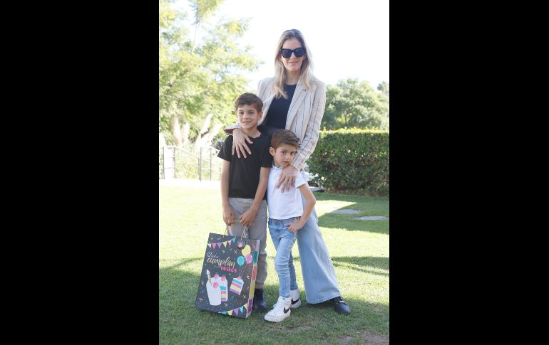 Pedro y Sebastián De Anda Kristell con Stefania Hinrichsen. GENTE BIEN JALISCO/Claudio Jimeno