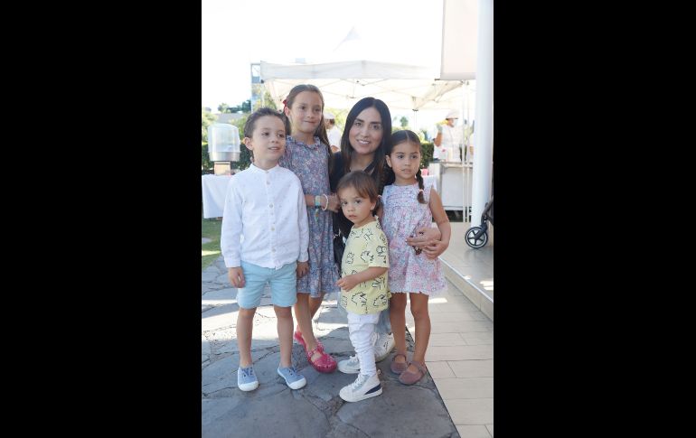 Diego Chaurand, María Sofia Chaurand, Claudia Mijangos, Juan Pedro y Luciana Chaurand. GENTE BIEN JALISCO/Claudio Jimeno