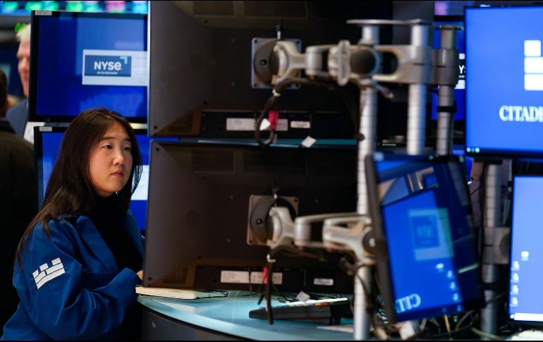 Entre los treinta valores del Dow Jones predominó el color verde, encabezado por Dow Inc, American Express, Boeing y JPMorgan. AP/S. Wenig