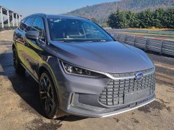 Neva Zhang, directora comercial de la marca en México, anunció la llegada de la marca al país, la que no solo definió como una armadora de autos, si no una empresa multinacional de alta tecnología. EL INFORMADOR/ E. Mora