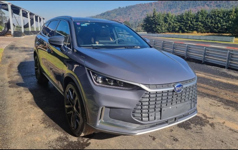 Neva Zhang, directora comercial de la marca en México, anunció la llegada de la marca al país, la que no solo definió como una armadora de autos, si no una empresa multinacional de alta tecnología. EL INFORMADOR/ E. Mora