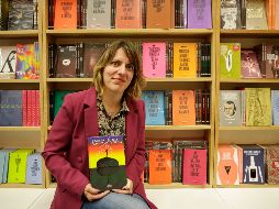 “Isla partida’ es una novela que me llevó mucho tiempo escribir, me costaba mucho entender la forma del libro, de cómo iba a retratar un momento de crisis, ese pensamiento desdoblado y descoyuntado de la protagonista que tiene todo un bagaje autobiográfico”. EL INFORMADOR / C. Zepeda