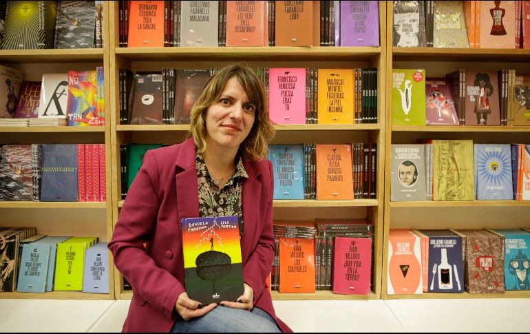 “Isla partida’ es una novela que me llevó mucho tiempo escribir, me costaba mucho entender la forma del libro, de cómo iba a retratar un momento de crisis, ese pensamiento desdoblado y descoyuntado de la protagonista que tiene todo un bagaje autobiográfico”. EL INFORMADOR / C. Zepeda