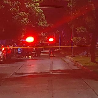 Tras riña, expolicía mata a su esposa con una metralleta y luego se suicida