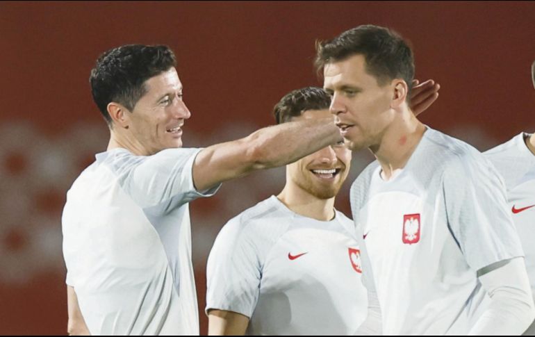 Robert Lewandowski (izq.) busca darle a su equipo el liderato del grupo C. EFE/A. Estévez