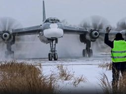 Un bombardero ruso Tu-95 se prepara para despegar y unirse a las maniobras. AP/Ministerio Ruso de Defensa