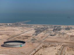 Aramco, la petrolera más grande del planeta, compartió su intención de incrementar la producción de gas natural de Arabia Saudí para poner el país en el tercer lugar entre los mayores productores a finales de esta década. AFP/ ARCHIVO