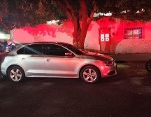 El automotor del afectado se aseguró en el estacionamiento de la plaza comercial, mientras que el detenido se identificó como Jonathan Daniel “N”, de 26 años. ESPECIAL /