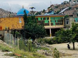 Fotos y videos publicados en las redes sociales, que no pudieron ser autentificados de inmediato, muestran a combatientes talibanes cerca de cadáveres esparcidos por el suelo de un edificio. EFE /