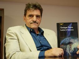 Enrique Serna comparte en entrevista con EL INFORMADOR que al momento de escribir su última novela histórica “El vendedor de silencio” nacieron los cuentos que dan forma a “Lealtad al fantasma”. EL INFORMADOR / C. Zepeda
