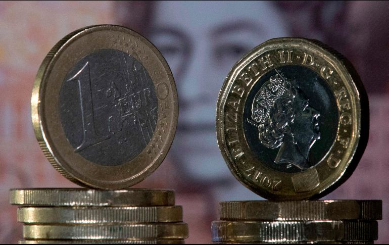 La moneda única se cambió en una banda de fluctuación entre 1.0397 y 1.0530 dólares en el primer día de diciembre. AFP/ ARCHIVO