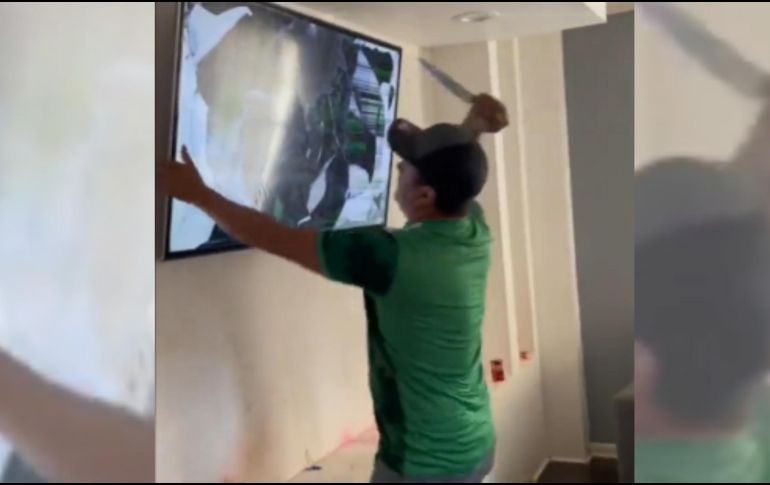 En el video se aprecia al aficionado dar manotazos a la televisión; sin embargo, la cosa no acabó ahí, pues tomó un cuchillo y comenzó a golpear el aparato electrónico. TWITTER