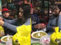 Un claro ejemplo fue el de un joven que le pidió matrimonió a su novia cuando se encontraban comiendo un rico pozole por lo que se volvió viral en redes sociales al compartir un video del momento exacto. ESPECIAL