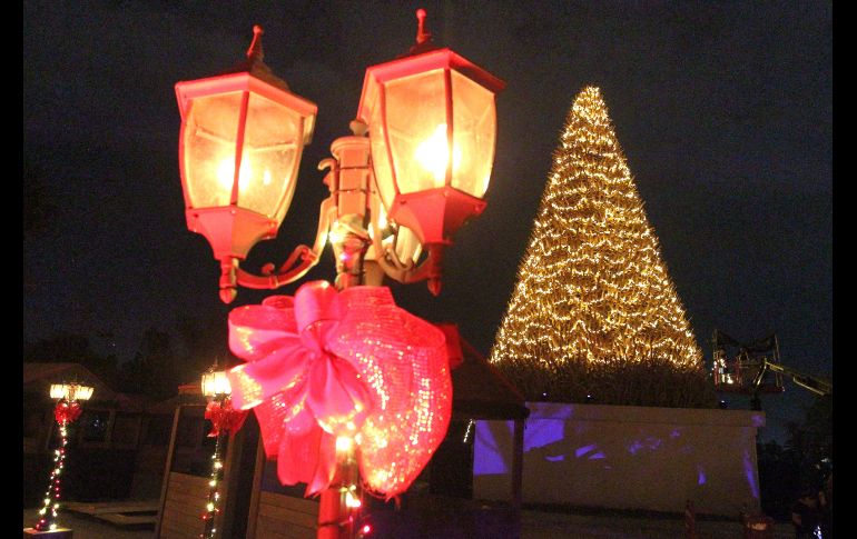 Continua el montaje del característico festival navideño, dentro de poco contará con la asistencia de los tapatíos amantes de esta festividad. EL INFORMADOR / A. Camacho