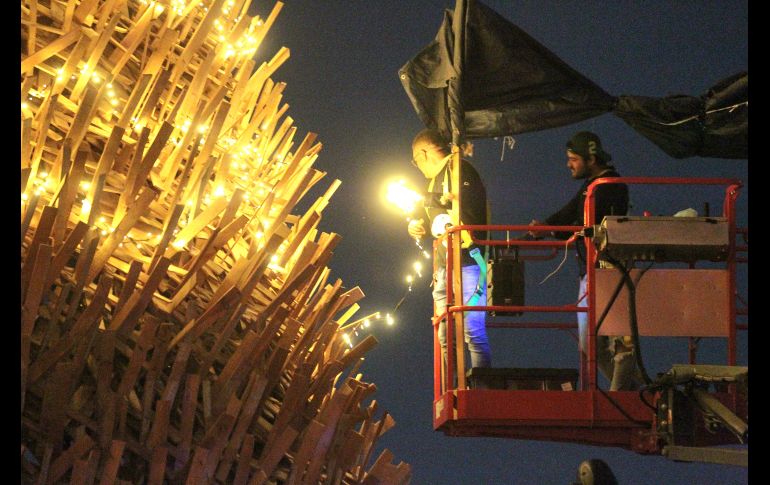 Continua el montaje del característico festival navideño, dentro de poco contará con la asistencia de los tapatíos amantes de esta festividad. EL INFORMADOR / A. Camacho