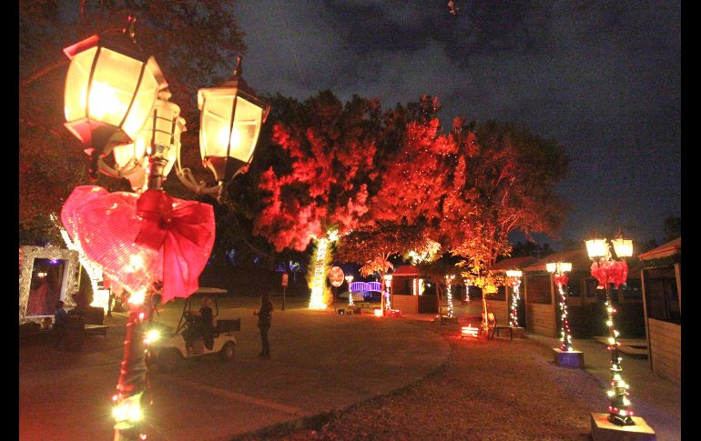 Continua el montaje del característico festival navideño, dentro de poco contará con la asistencia de los tapatíos amantes de esta festividad. EL INFORMADOR / A. Camacho