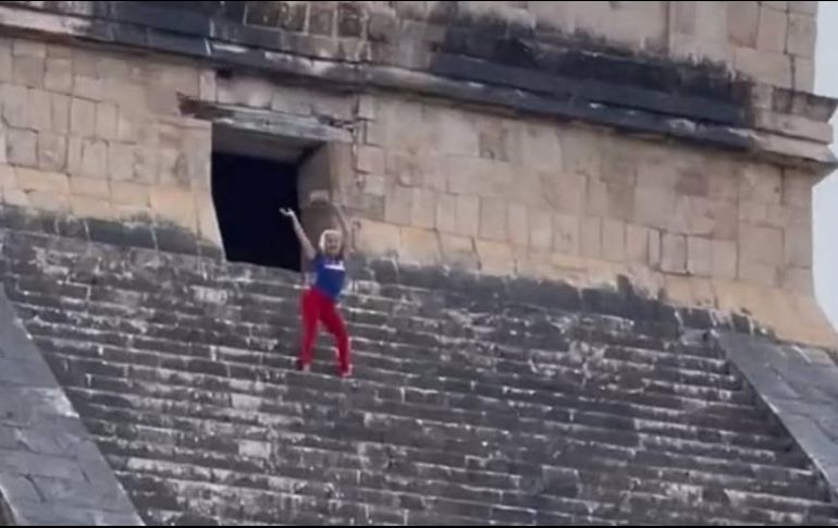 Una turista fue zarandeada por la multitud y muy criticada en las redes sociales por subir de forma ilegal a la pirámide de Kukulcán, en México. TIKTOK.COM/@ANGELALOPEZE
