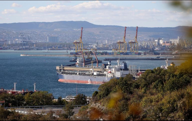 El barril de petróleo de los Urales, principal referencia del crudo ruso, se cotiza actualmente en torno a los 65 dólares, apenas por encima del tope impuesto por la UE. AP / ARCHIVO