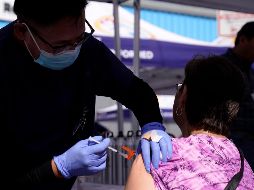 Una enfermera aplica una vacuna contra la influenza en Los Ángeles, una de las medidas preventivas más efectivas contra el virus. AP/ARCHIVO