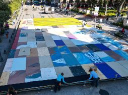 La pista de patinaje en hielo está siendo instalada por trabajadores municipales frente a la Rotonda de los Jaliscienses Ilustres. EL INFORMADOR/A. Navarro