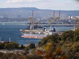 La decisión se toma horas después de que la Unión Europea alcanzara un acuerdo unánime sobre el mismo precio en el petróleo ruso. AP/ARCHIVO