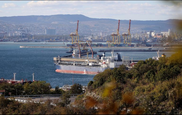 La decisión se toma horas después de que la Unión Europea alcanzara un acuerdo unánime sobre el mismo precio en el petróleo ruso. AP/ARCHIVO