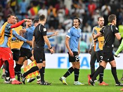 Edinson Cavani, José María Giménez, Fernando Muslera y Diego Godín fueron de los futbolistas que más reclamaron al silbante al finalizar el juego. EFE / N. Thekkayil