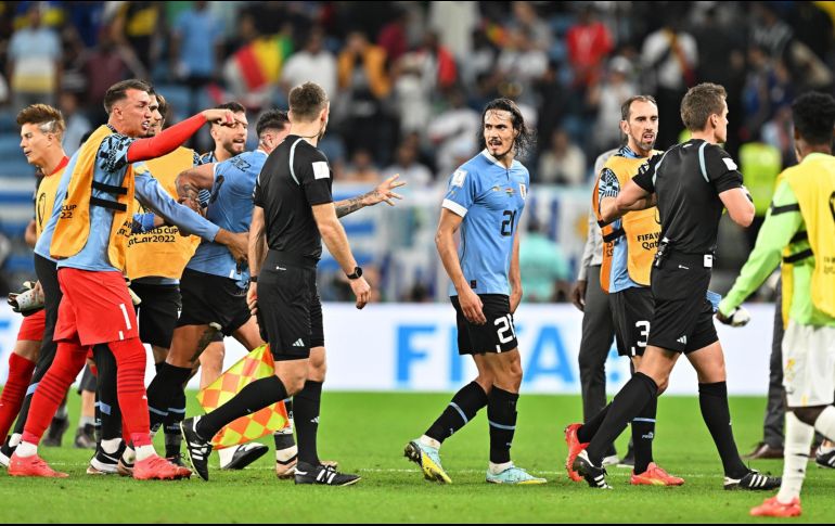 Edinson Cavani, José María Giménez, Fernando Muslera y Diego Godín fueron de los futbolistas que más reclamaron al silbante al finalizar el juego. EFE / N. Thekkayil