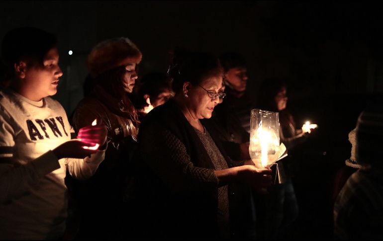 Los anfitriones fungen como hosteleros y los invitados son los peregrinos que piden alojamiento detrás de la puerta, mientras se entonan letanías para pedir posada, con velas encendidas. SUN / ARCHIVO