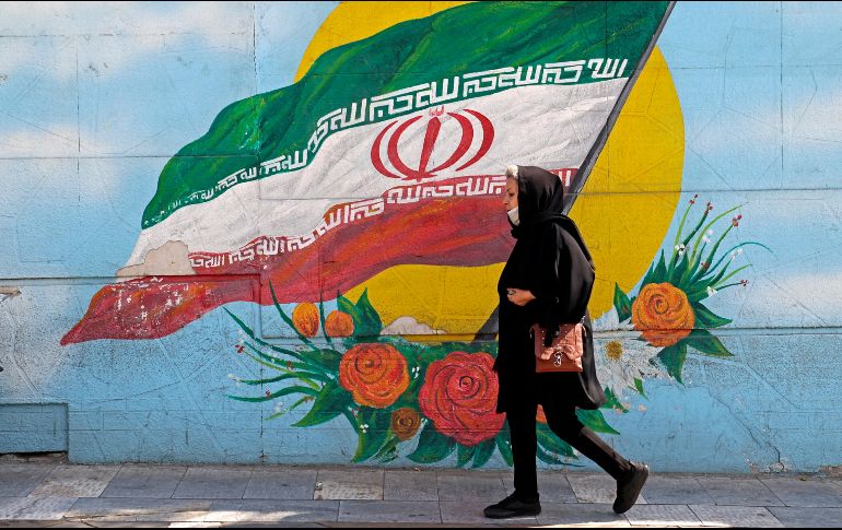 El uso del velo se volvió obligatorio en Irán en 1983, cuatro años después de que la Revolución islámica de 1979 derrocara a la monarquía del sha, apoyada por Estados Unidos. AFP / ARCHIVO