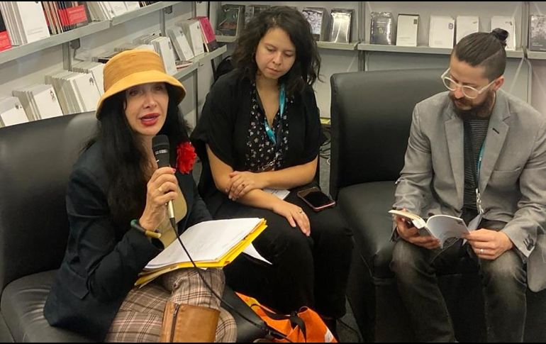 La poeta también tuvo oportunidad de cruzar opiniones con los espectadores en el evento. EL INFORMADOR/R. Solís