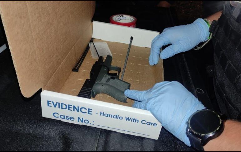 Tras la inspección de protocolo, los uniformados aseguraron una pistola aparentemente del calibre 9 milímetros, con cerca de 8 tiros útiles. ESPECIAL / Policía de Guadalajara