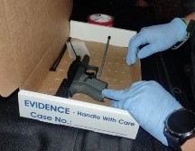 Tras la inspección de protocolo, los uniformados aseguraron una pistola aparentemente del calibre 9 milímetros, con cerca de 8 tiros útiles. ESPECIAL / Policía de Guadalajara