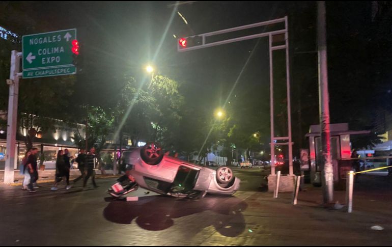 A decir de testigos, el automóvil —un Audi en color plata— era conducido a exceso de velocidad y con movimientos erráticos. EL INFORMADOR