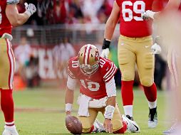 Garoppolo se dirigió a la carpa de revisión de lesiones antes de subirse al carrito para marcharse al vestuario. AFP/E. SHAW
