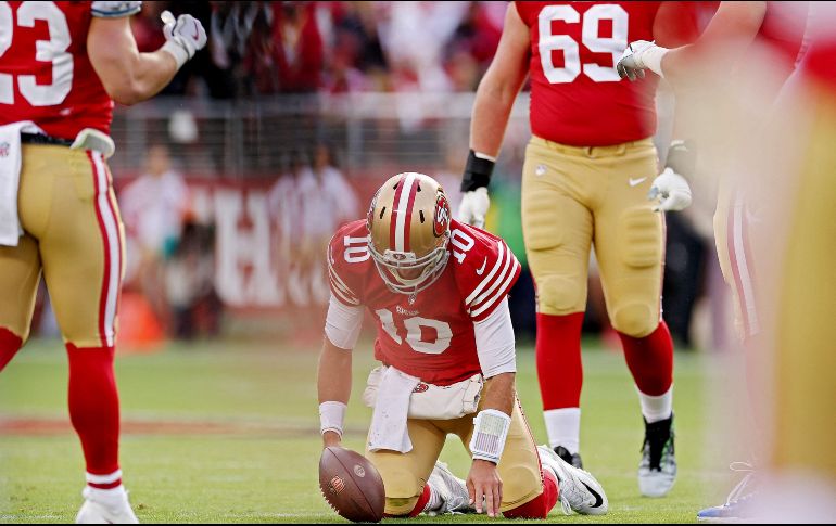 Garoppolo se dirigió a la carpa de revisión de lesiones antes de subirse al carrito para marcharse al vestuario. AFP/E. SHAW
