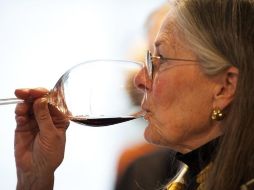 La ingesta de vino tinto como alternativa para disminuir el riesgo de morir por enfermedades del corazón debe ser recomendada únicamente por un médico especialista. AFP / ARCHIVO
