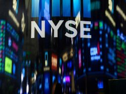 Los sectores también se recubrieron de rojo, encabezados por las pérdidas de 2.94 % de los bienes no esenciales y el energético. AFP/ARCHIVO