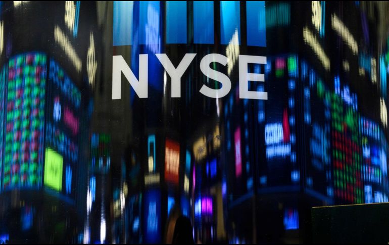 Los sectores también se recubrieron de rojo, encabezados por las pérdidas de 2.94 % de los bienes no esenciales y el energético. AFP/ARCHIVO