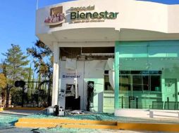 El banco no cuenta con guardias de seguridad nocturna, lo cual facilitó el robo del cajero. ESPECIAL