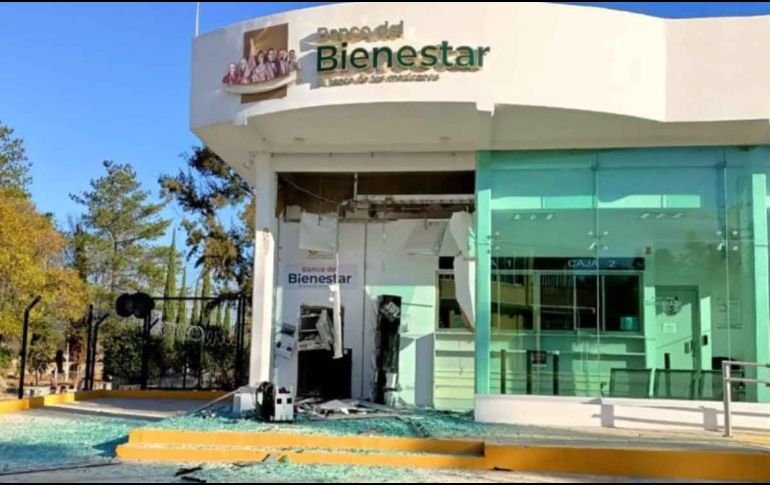 El banco no cuenta con guardias de seguridad nocturna, lo cual facilitó el robo del cajero. ESPECIAL