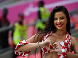 Ivana Knoll lució espectacular apoyando a Croacia frente a los japoneses en el estadio Al Janoub. AFP