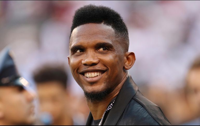 Eto'o pateó al youtuber argelino Saduni SM, que también perdió el equipo con que grababa. AP/Archivo